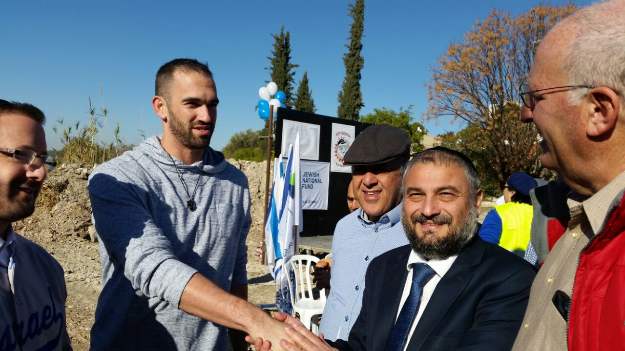 ראש העיר משה אבוטבול עם שחקני הביסבול 