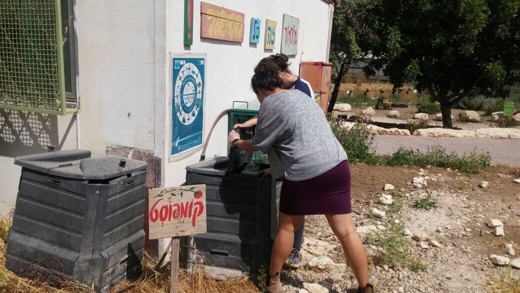 קומפוסט בחווה ובנות השירות