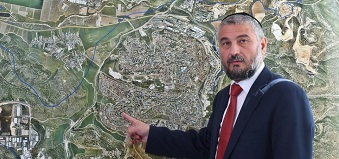 משה אבוטבול על רקע תצא בית שמש