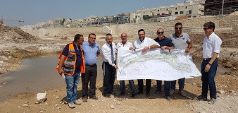 צילום קבוצתי על רקע מיקום האגם.