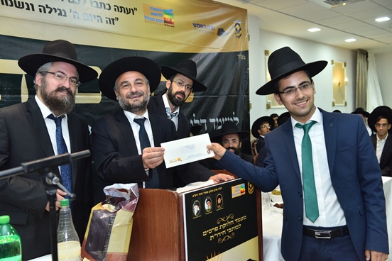 ראש העיר וחברי העירייה סילברסטין וחדד מעניקים את הפרס לזוכה במקום