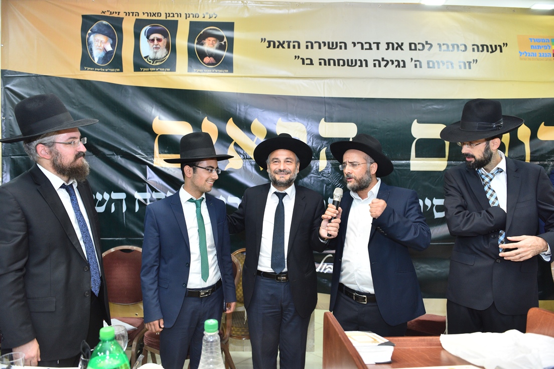 אביו של הזוכה במקום הראשון נושא דברי שבח והודיה להשית