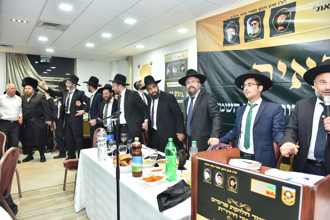 ריקודים עם הכתרת חתני התורה