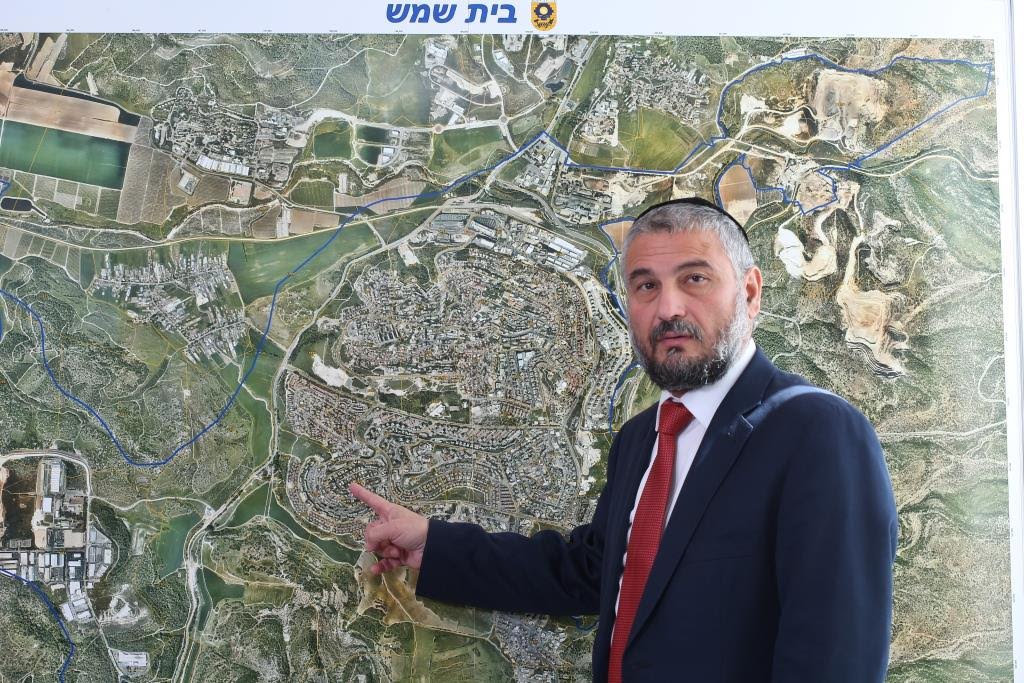 עוד שכונה על המפה. ראש העיר משה אבוטבול מראה על מיקומה של השכונה במפת העיר