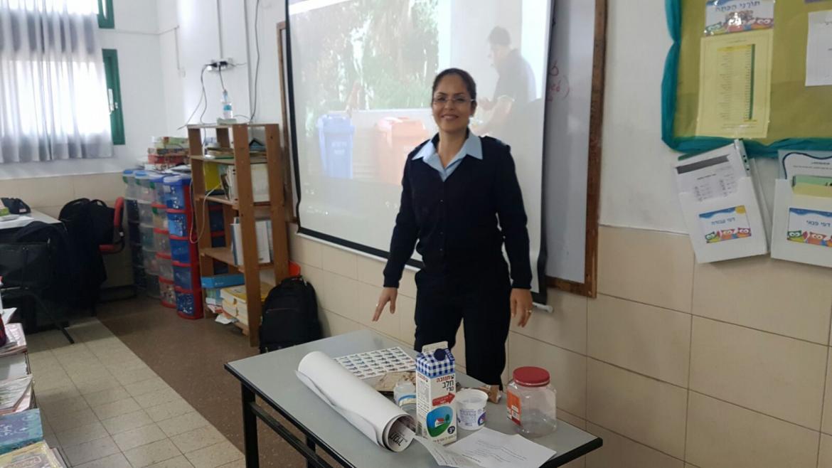 שוטרים ושוטרות מקורס במכללה לשוטרים  מסבירות בהתנדבות על הפח הכתום