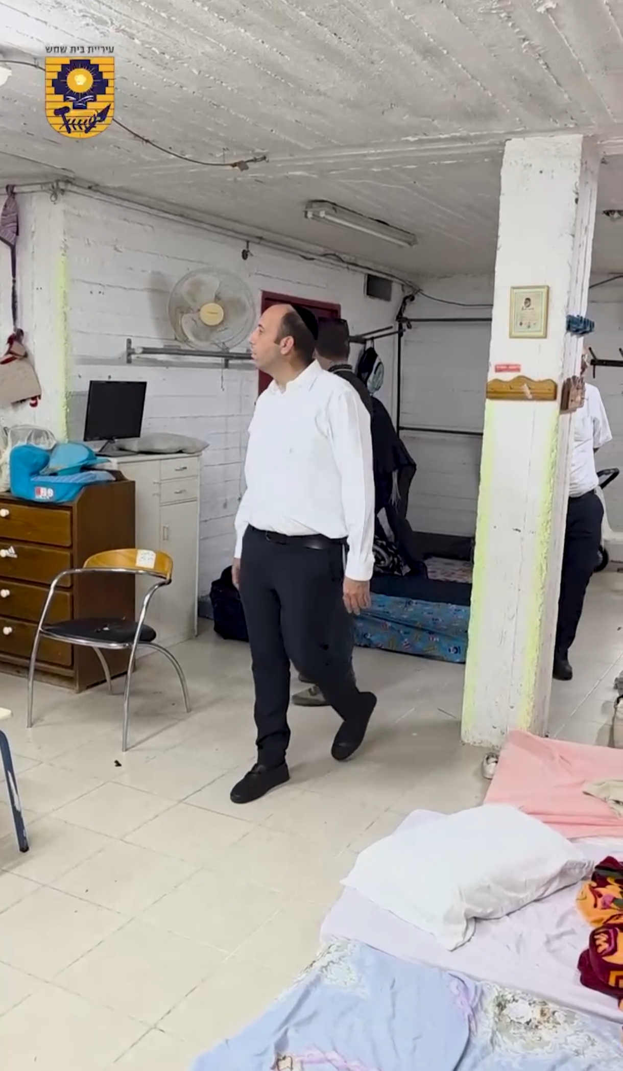 מסיירים במקלטים הציבוריים