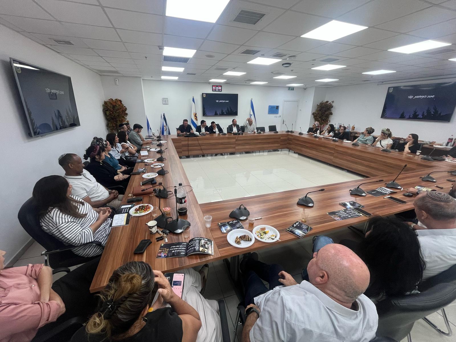 נציגי משרדי הממשלה בביקור מקצועי בבית שמש פרויקט 'מחצלות בלילות' זוכה להערכה כמודל עירוני לנוער בסיכון