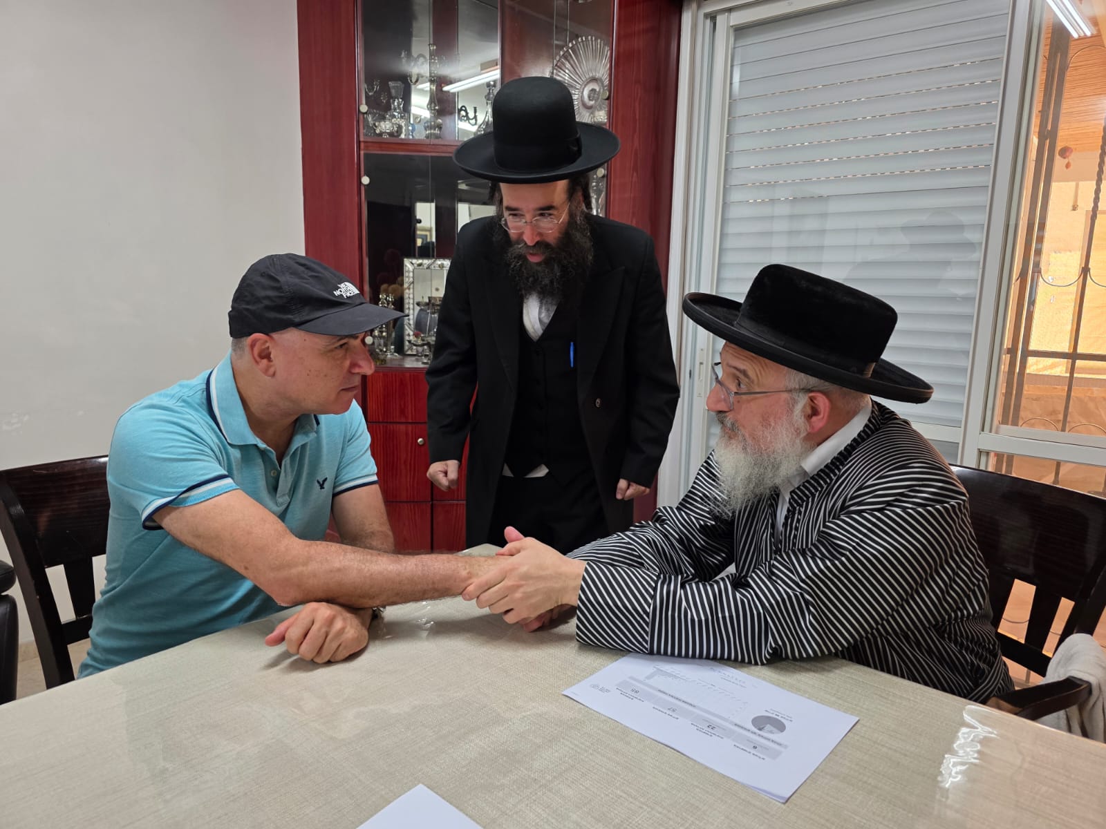 רופא המחוז עם הרב נפתלי צבי רוטנברג
