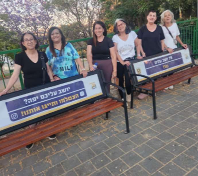 חברות מועצת ליד ספסלים שהוקמו לרווחת התושבים במהלך קבוצת הליכה שהקימו 