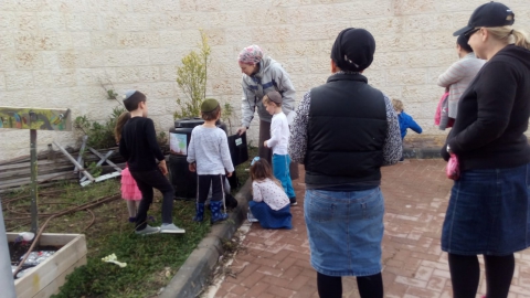 קומפוסטר במשקפיים.jpg